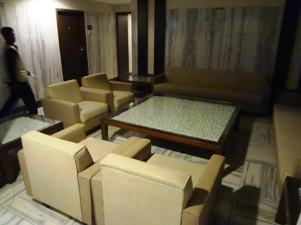 Rama Krishna Hotel Мумбай Екстериор снимка