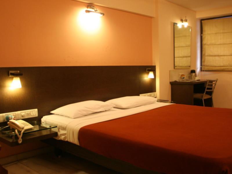 Rama Krishna Hotel Мумбай Екстериор снимка