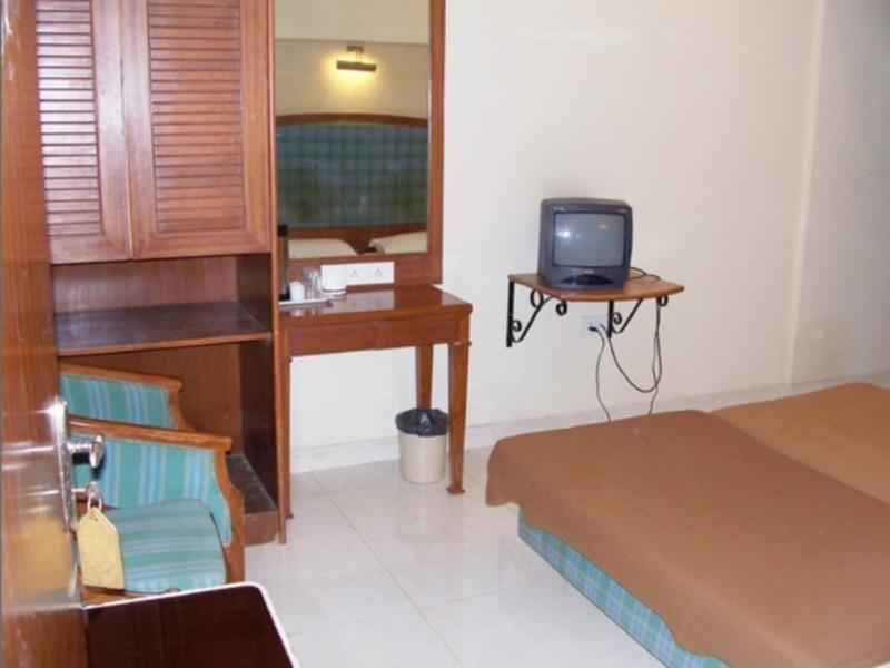 Rama Krishna Hotel Мумбай Екстериор снимка