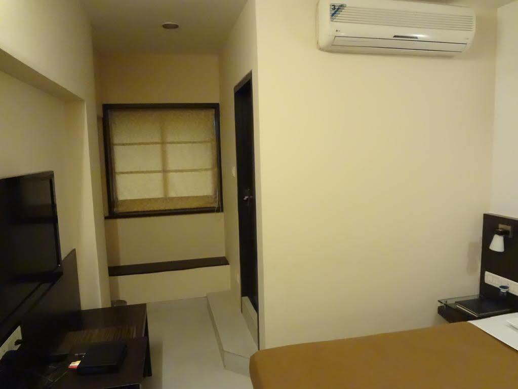 Rama Krishna Hotel Мумбай Екстериор снимка