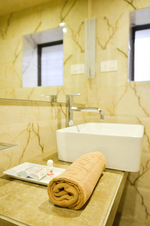 Rama Krishna Hotel Мумбай Екстериор снимка