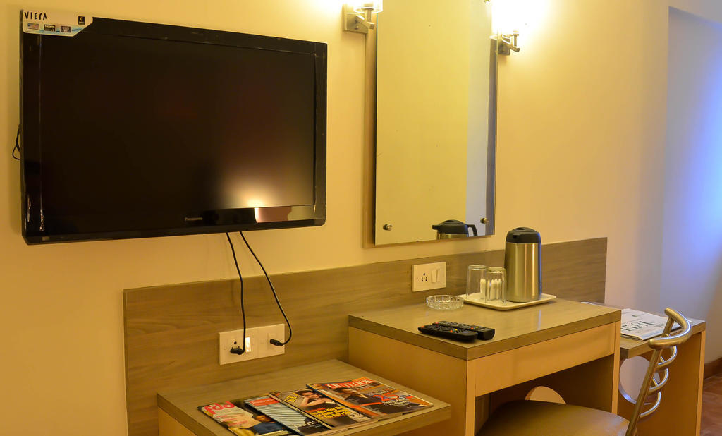 Rama Krishna Hotel Мумбай Екстериор снимка