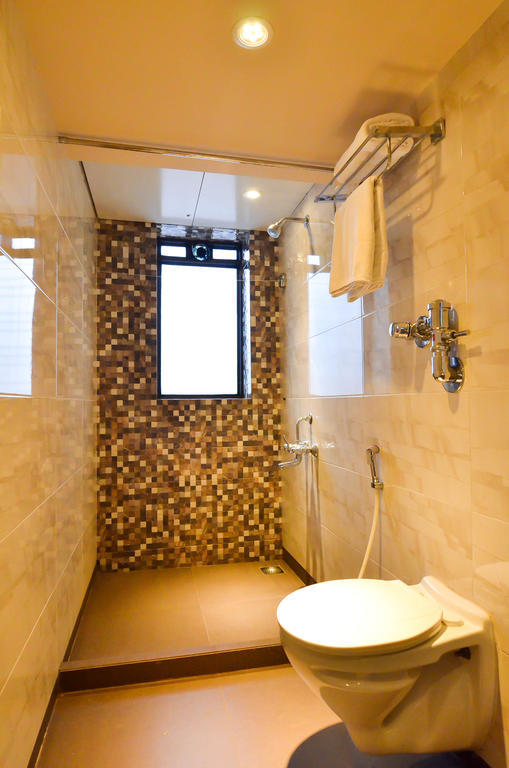 Rama Krishna Hotel Мумбай Екстериор снимка
