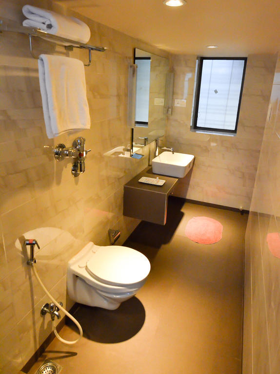 Rama Krishna Hotel Мумбай Екстериор снимка