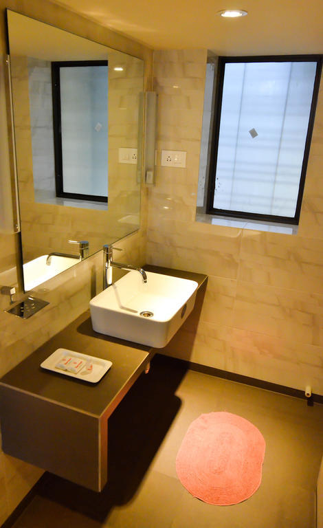 Rama Krishna Hotel Мумбай Екстериор снимка