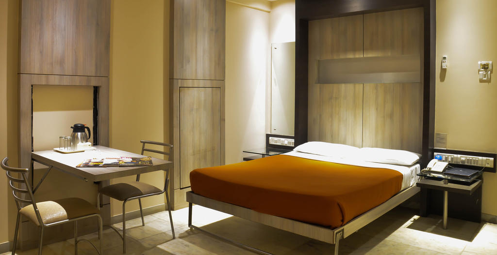 Rama Krishna Hotel Мумбай Екстериор снимка