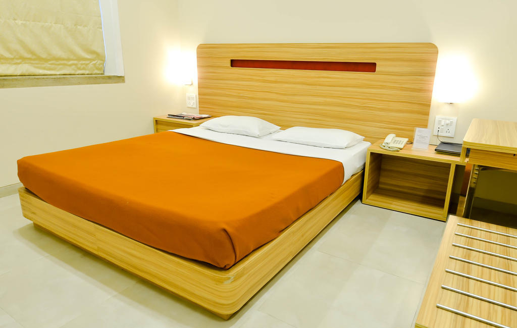 Rama Krishna Hotel Мумбай Екстериор снимка