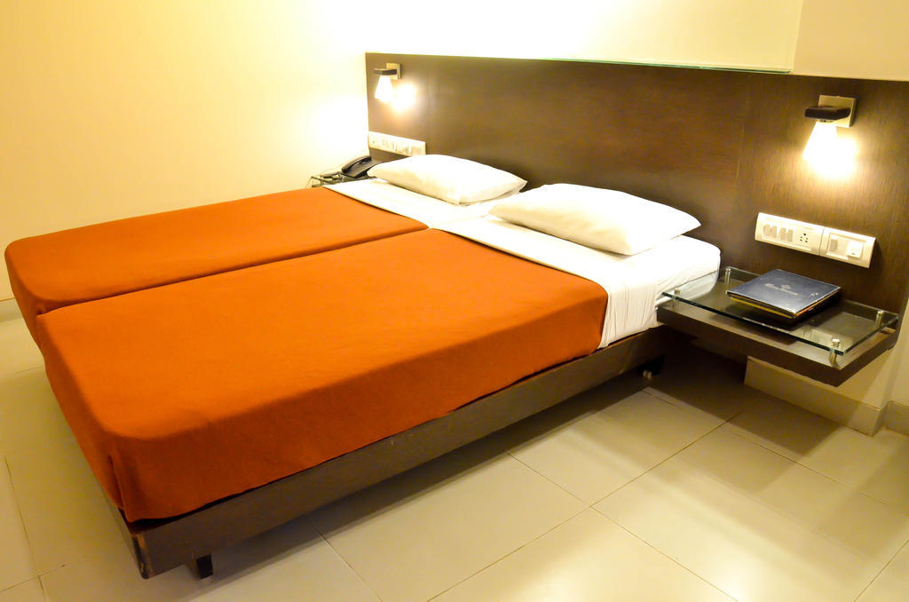 Rama Krishna Hotel Мумбай Екстериор снимка