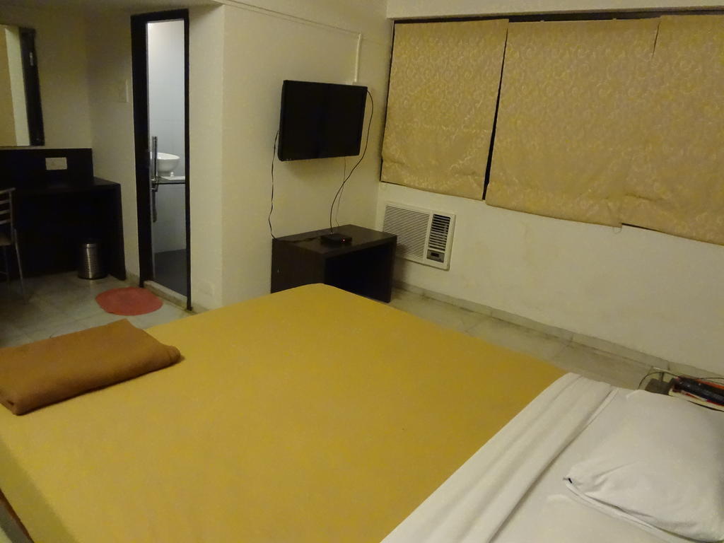 Rama Krishna Hotel Мумбай Екстериор снимка