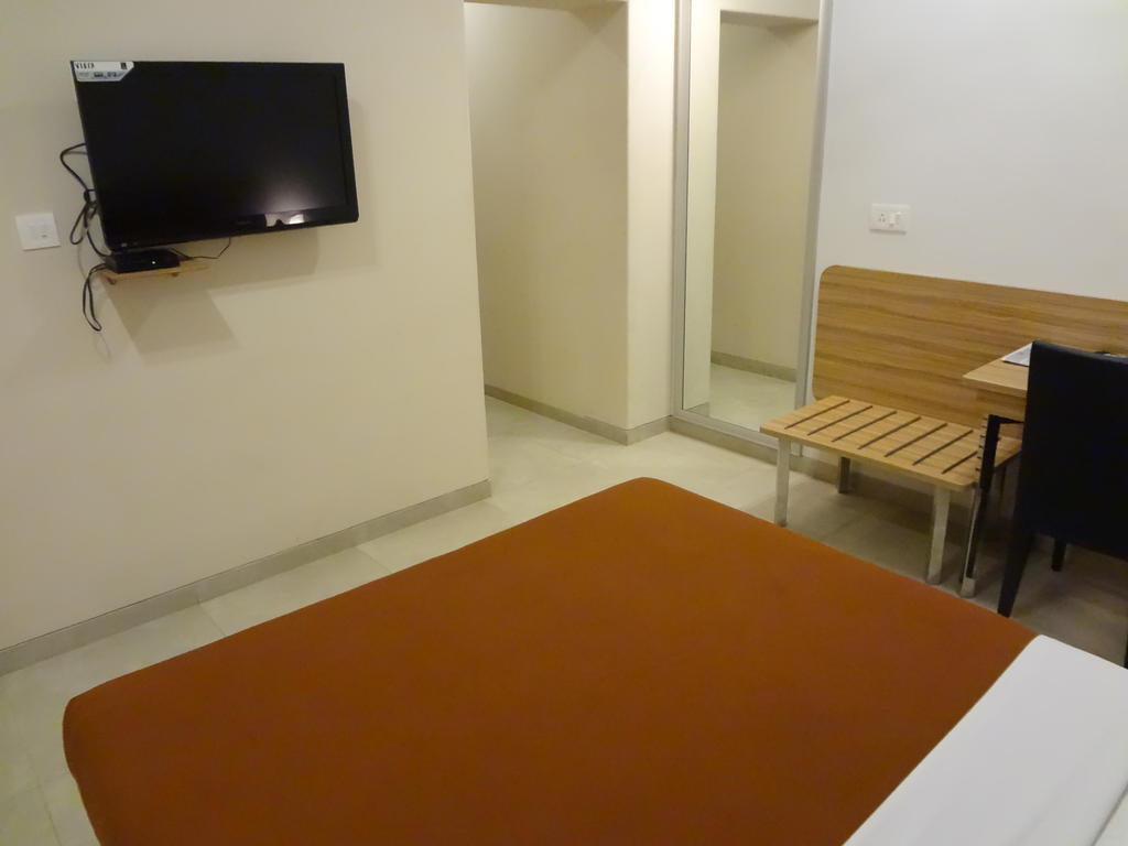 Rama Krishna Hotel Мумбай Екстериор снимка