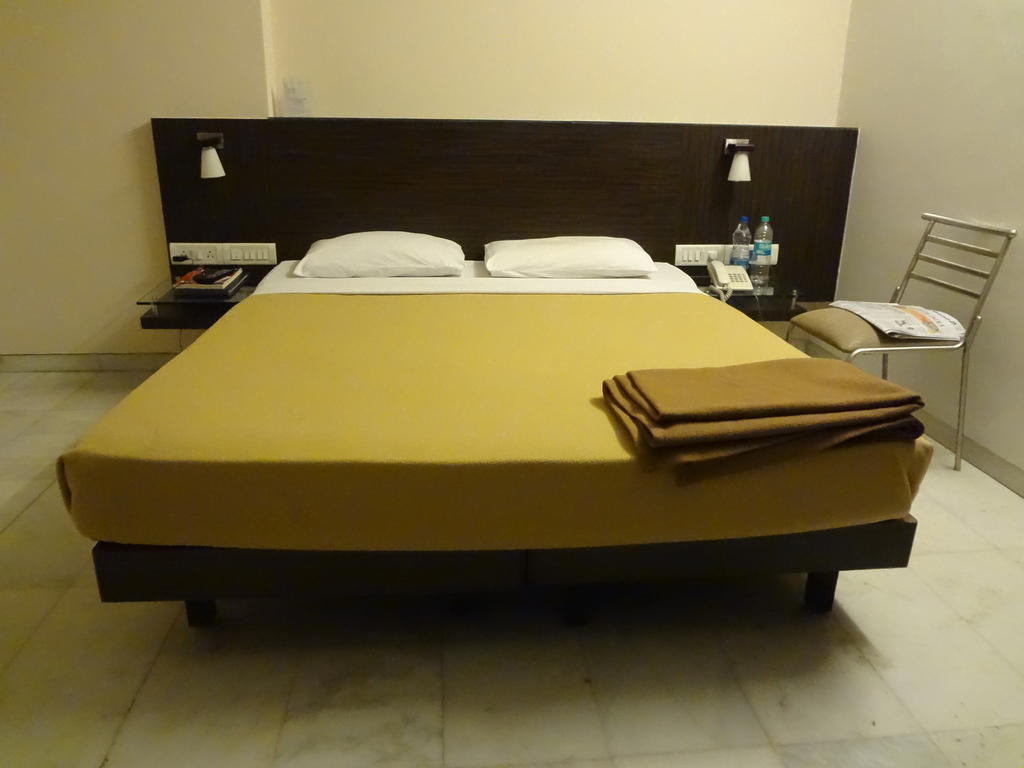 Rama Krishna Hotel Мумбай Екстериор снимка