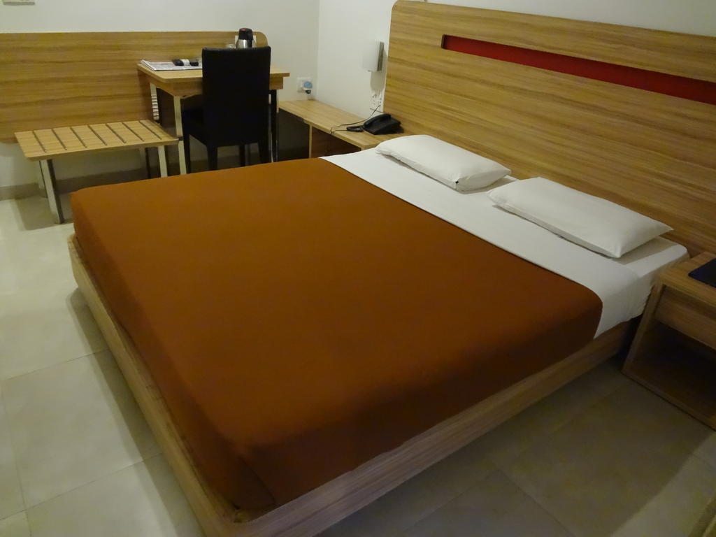 Rama Krishna Hotel Мумбай Екстериор снимка