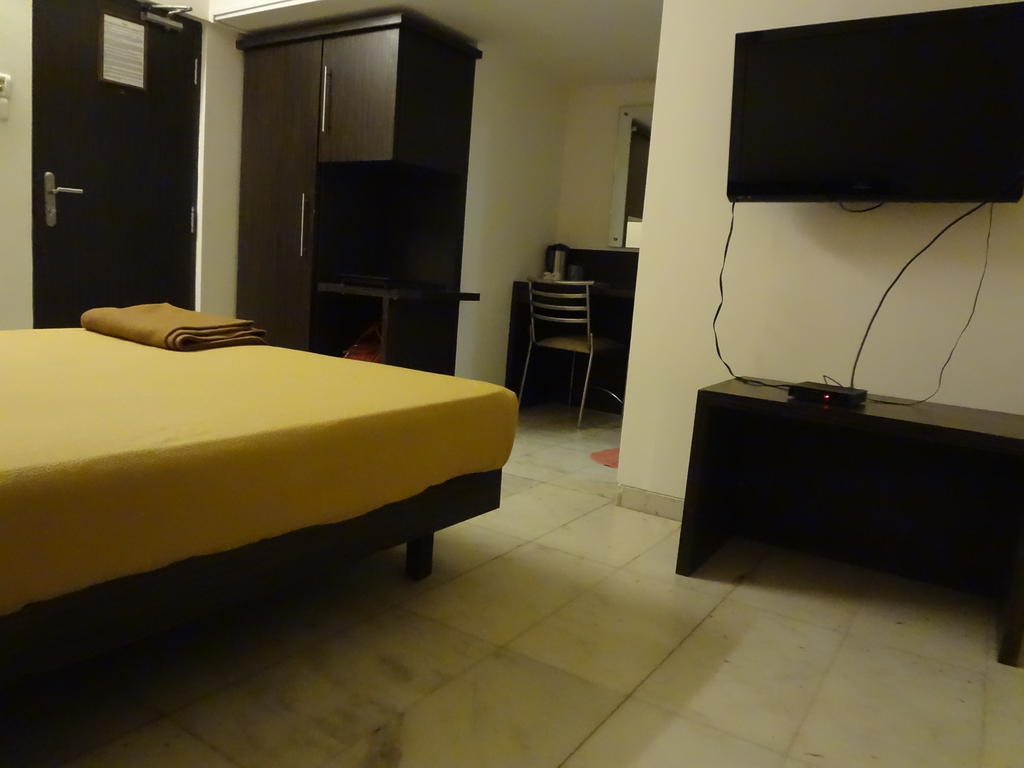 Rama Krishna Hotel Мумбай Екстериор снимка