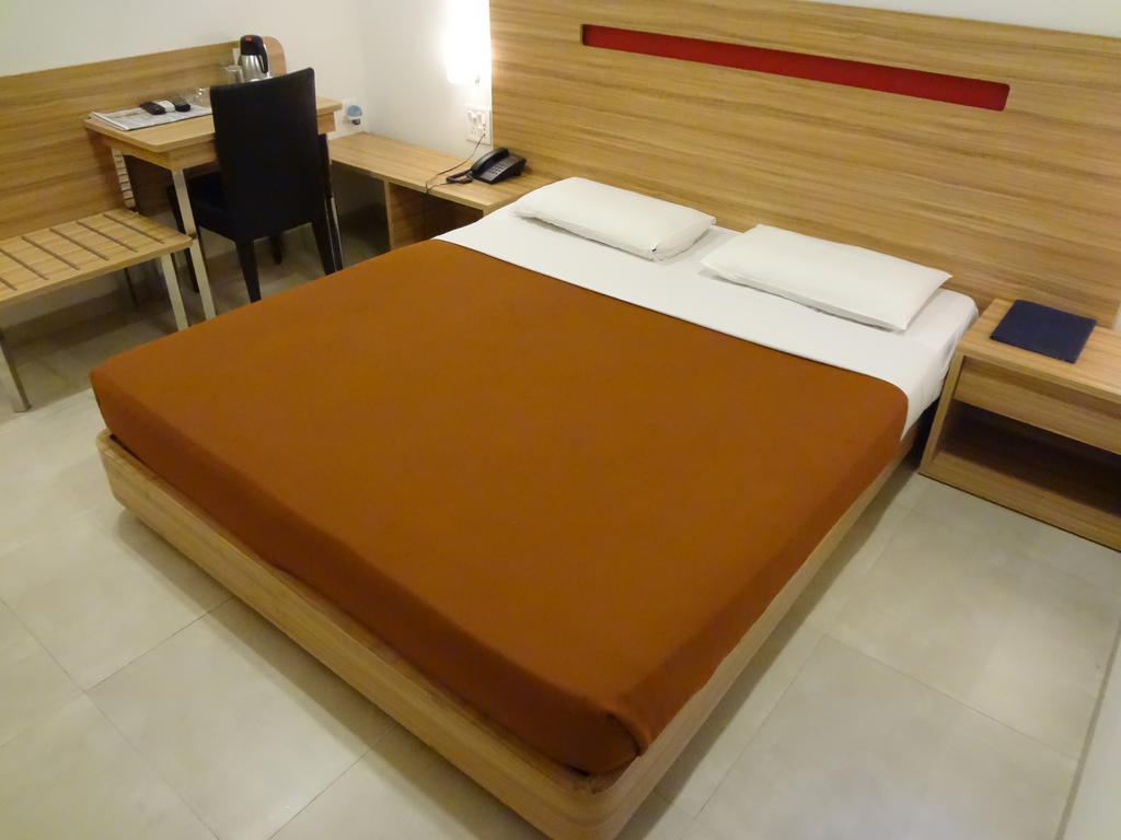 Rama Krishna Hotel Мумбай Екстериор снимка