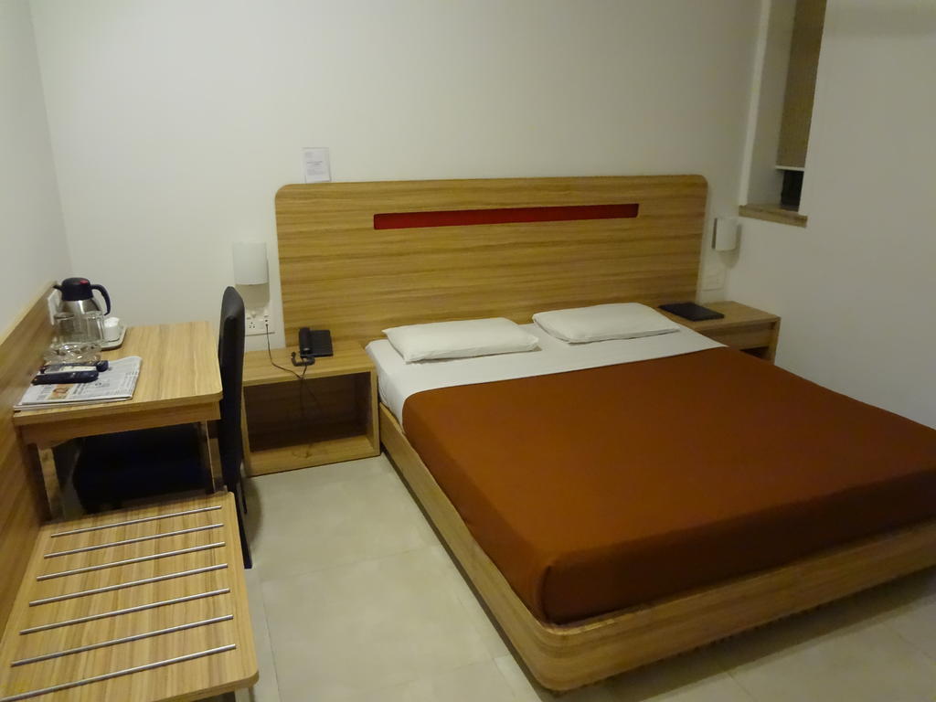 Rama Krishna Hotel Мумбай Екстериор снимка