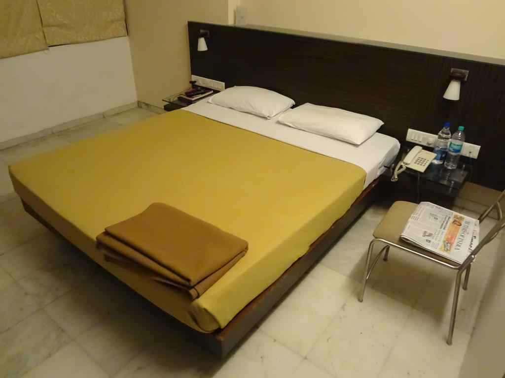 Rama Krishna Hotel Мумбай Екстериор снимка
