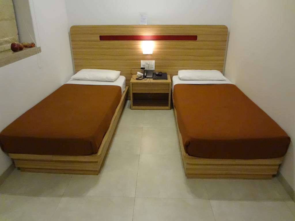 Rama Krishna Hotel Мумбай Екстериор снимка